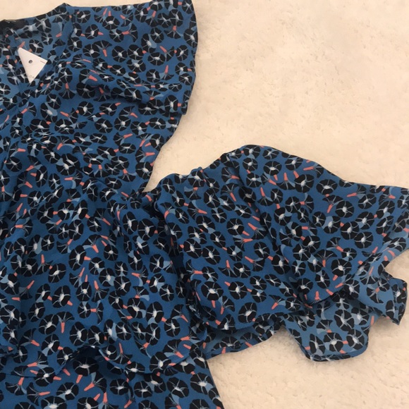 NWT Ann Taylor cold should ruffle blouse. Size M. - Picture 3 of 10